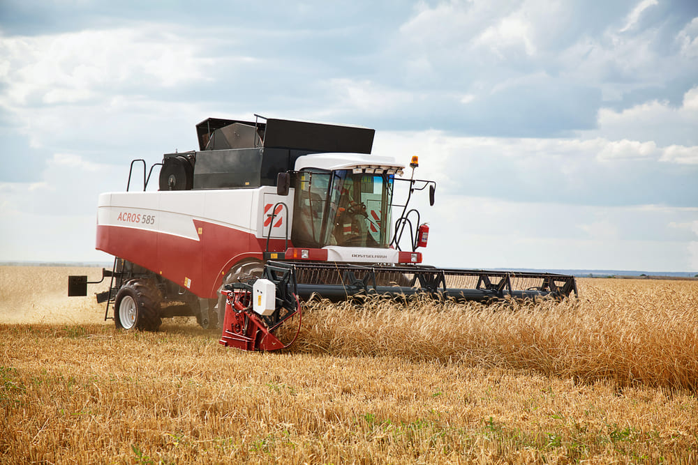 Агромашины Ростсельмаш на дне поля в Красноярском крае